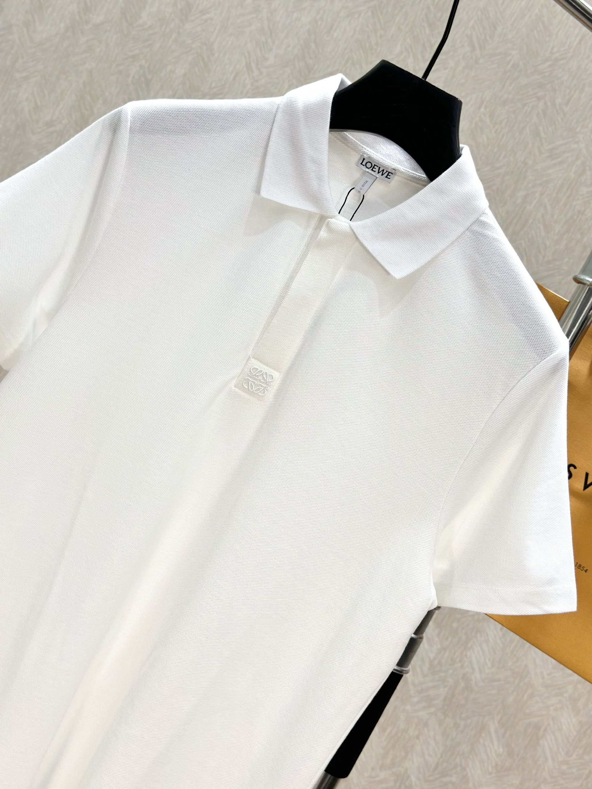 Áo polo Loewe LW trơn logo thêu cổ khuy Like Auth 1-1 on web VTN